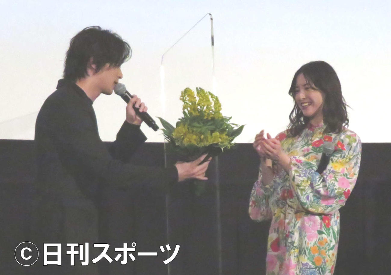 舞台あいさつで横浜流星（左）から花束を贈られる吉高由里子（撮影・村上幸将）