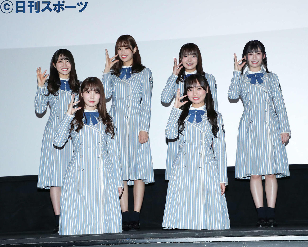 ひらがなポーズをとり笑顔で写真に納まる日向坂46の、前列左から加藤史帆、齊藤京子、後列左から潮紗理菜、佐々木久美、高瀬愛奈、東村芽依（撮影・河田真司）