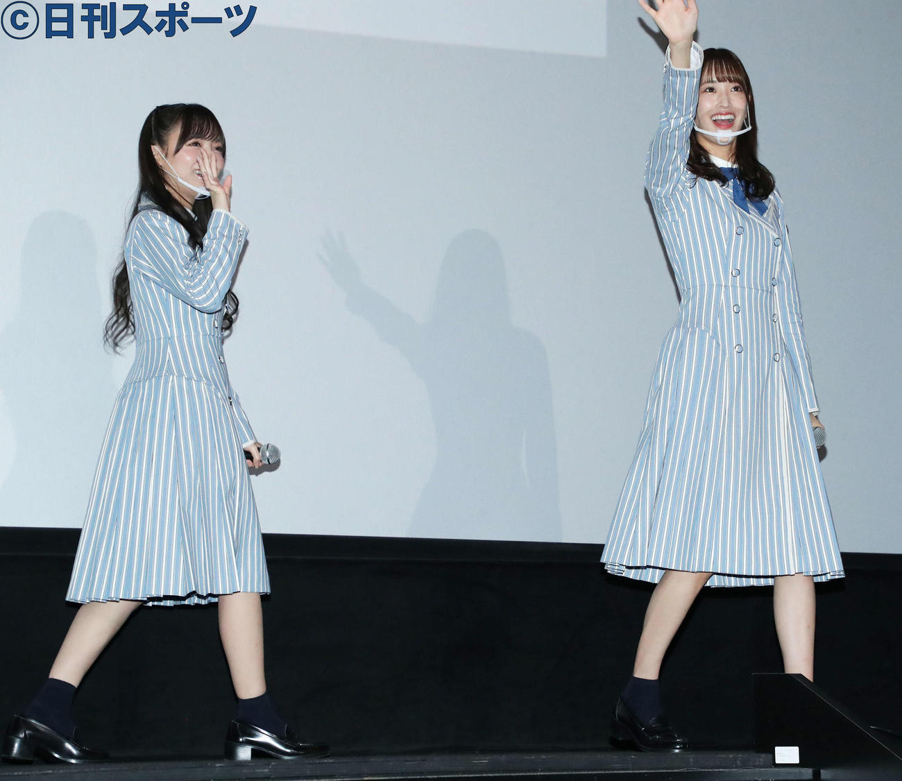 観客に手を振り降壇する日向坂46の、齊藤京子（左）と佐々木久美（撮影・河田真司）