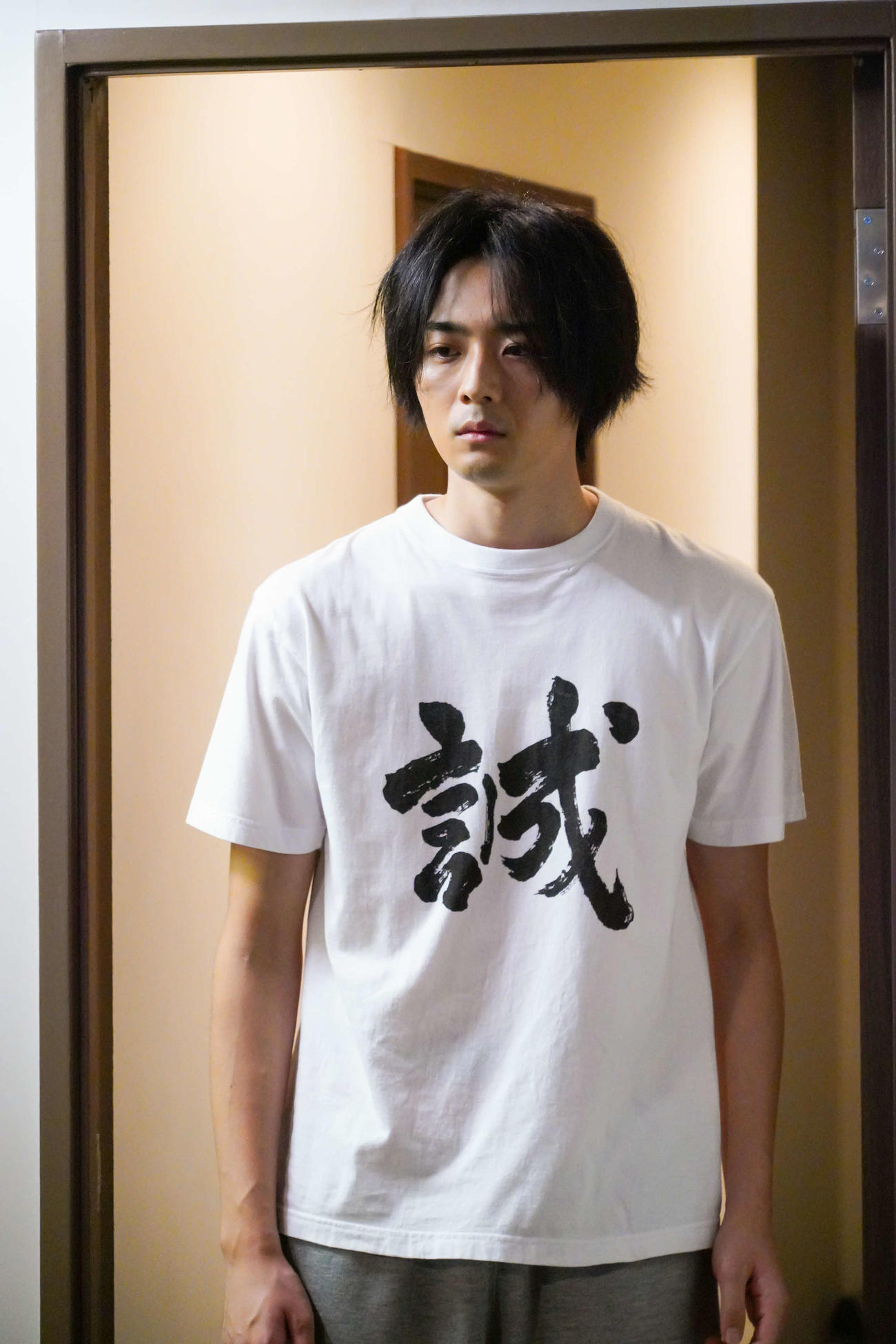 日本テレビ系連続ドラマ「35歳の少女」第1話で「誠」と書かれたTシャツを着る達也を演じた竜星涼