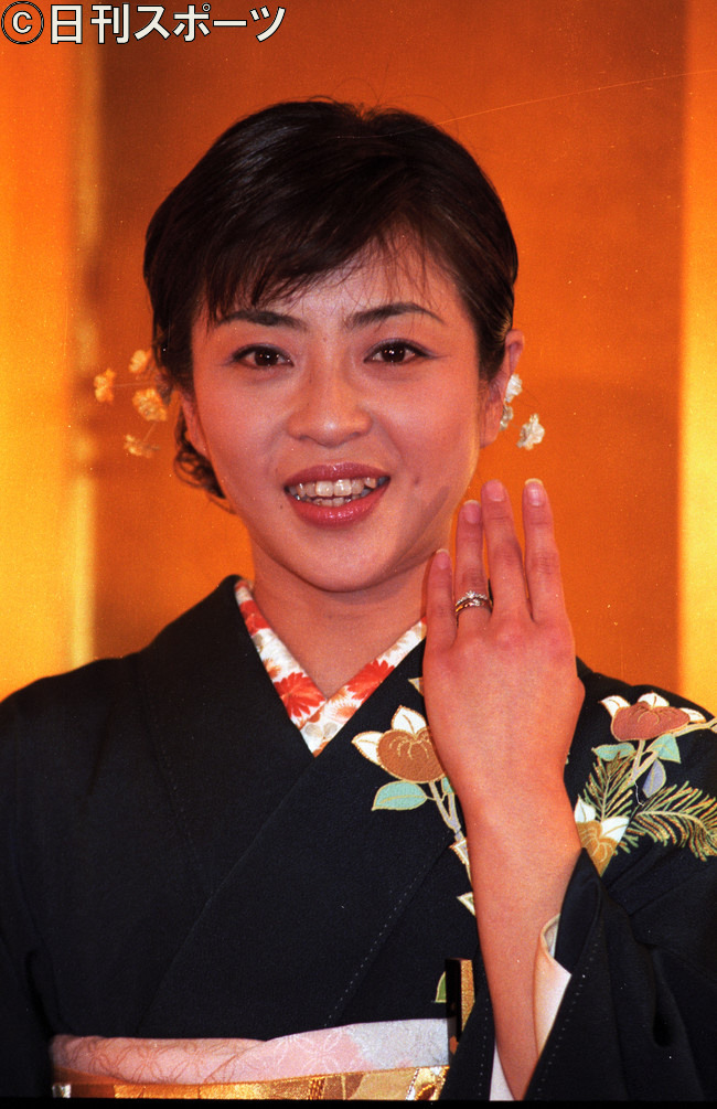 98年3月16日、俳優本宮泰風と結婚したことを発表