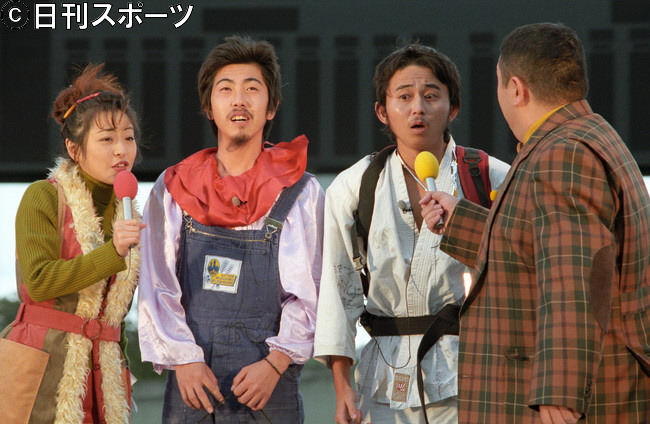 96年10月、日本テレビ系「進め！電波少年」で猿岩石（中央左から森脇和成、有吉弘行）を迎える松本明子と松村邦洋