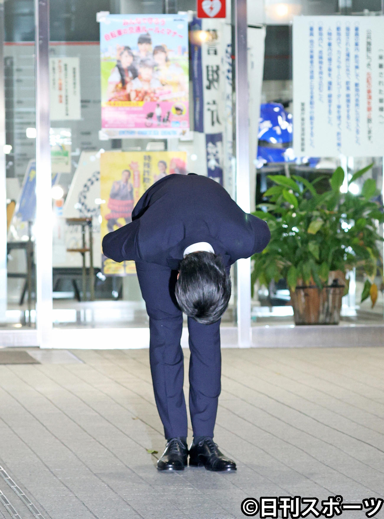 湾岸署から釈放され深々と頭を下げる伊藤健太郎（2020年10月30日撮影）