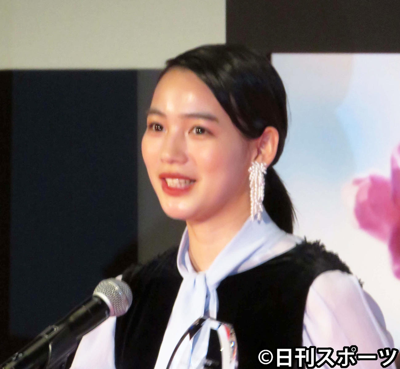 第33回東京国際映画祭で主演映画映画「私をくいとめて」が観客賞を受賞しスピーチする、のん