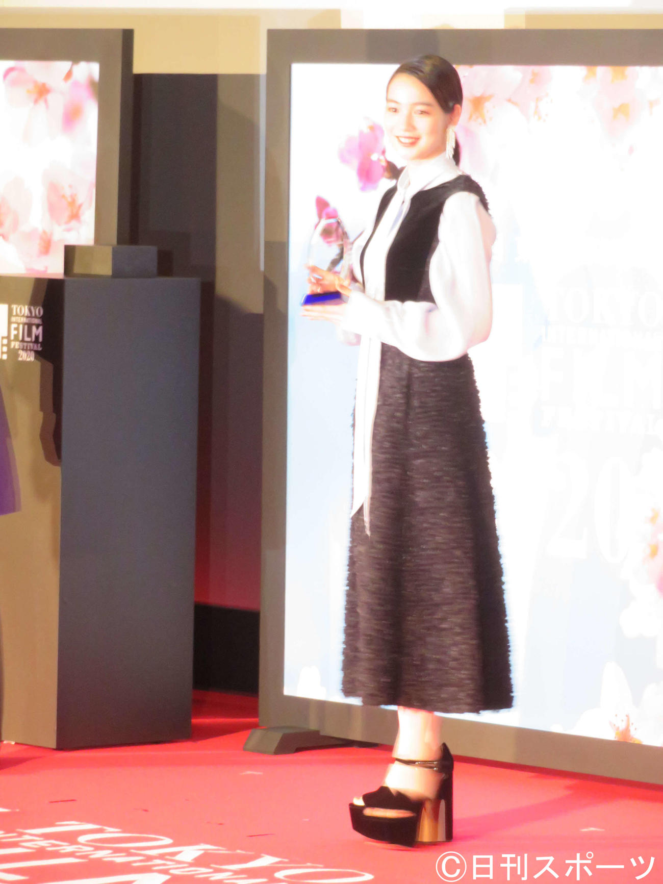 第33回東京国際映画祭で主演映画映画「私をくいとめて」が観客賞を受賞しトロフィーを受け取った、のん