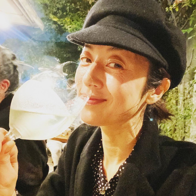 自身のブログを更新し、テラスで白ワインを楽しむ姿を公開した女優高岡早紀