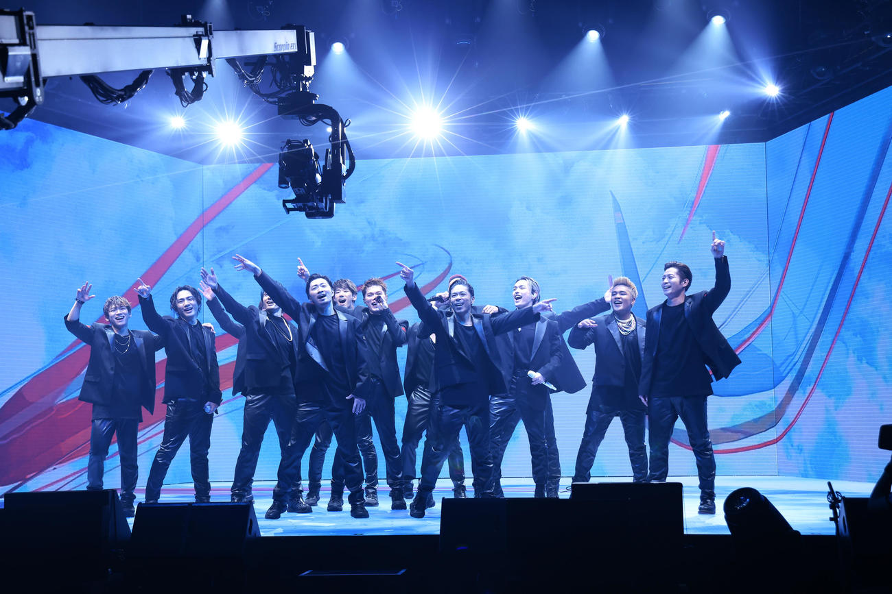 三代目　J　SOUL　BROTHERSのデビュー10周年記念「LIVE×ONLINE」にサプライズ出演したMAKIDAI（中央左）松本利夫（同右）ら