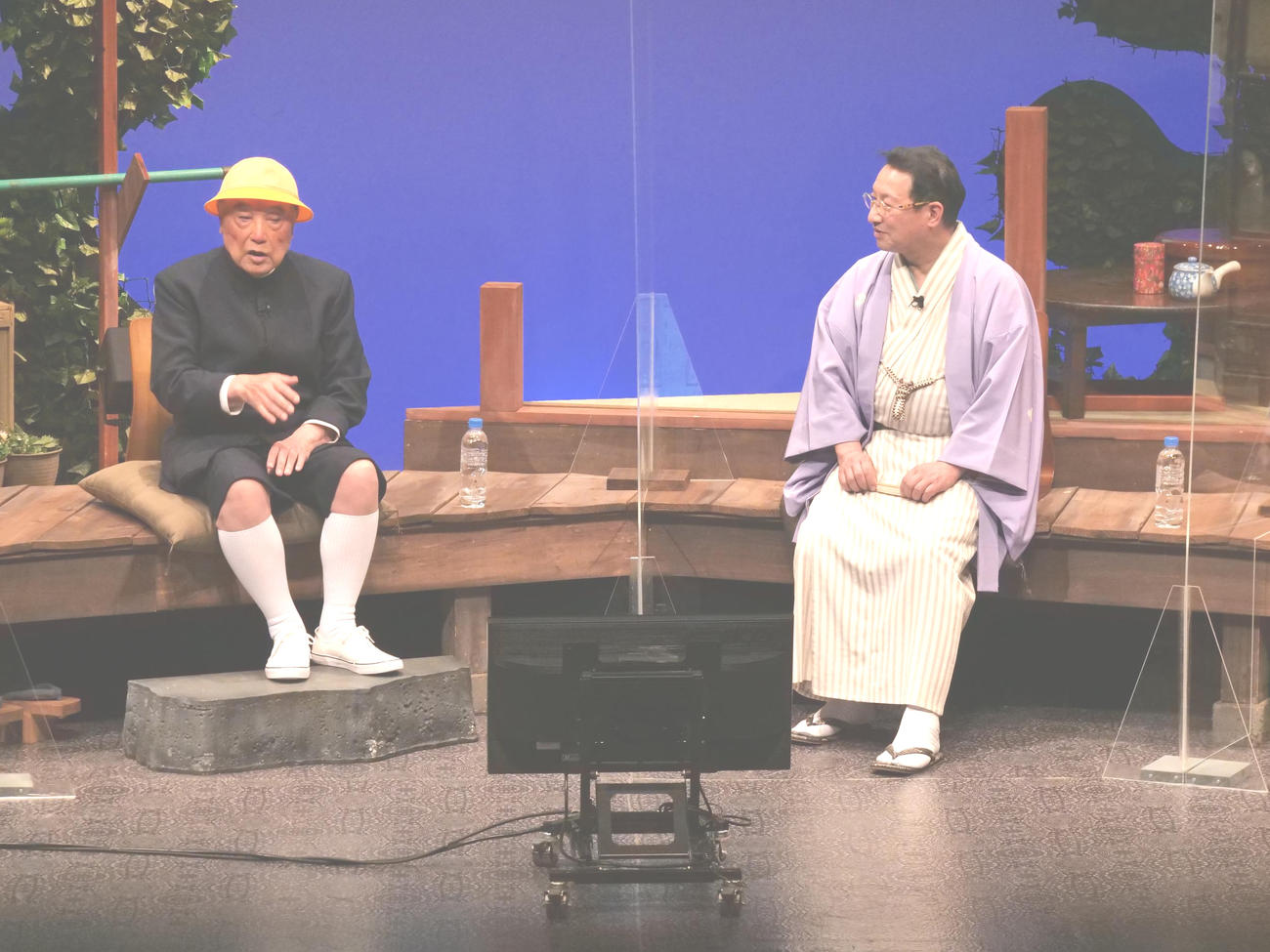 詰め襟学生服に半ズボン、黄色い帽子をかぶって登場した伊東四朗（左）と春風亭昇太