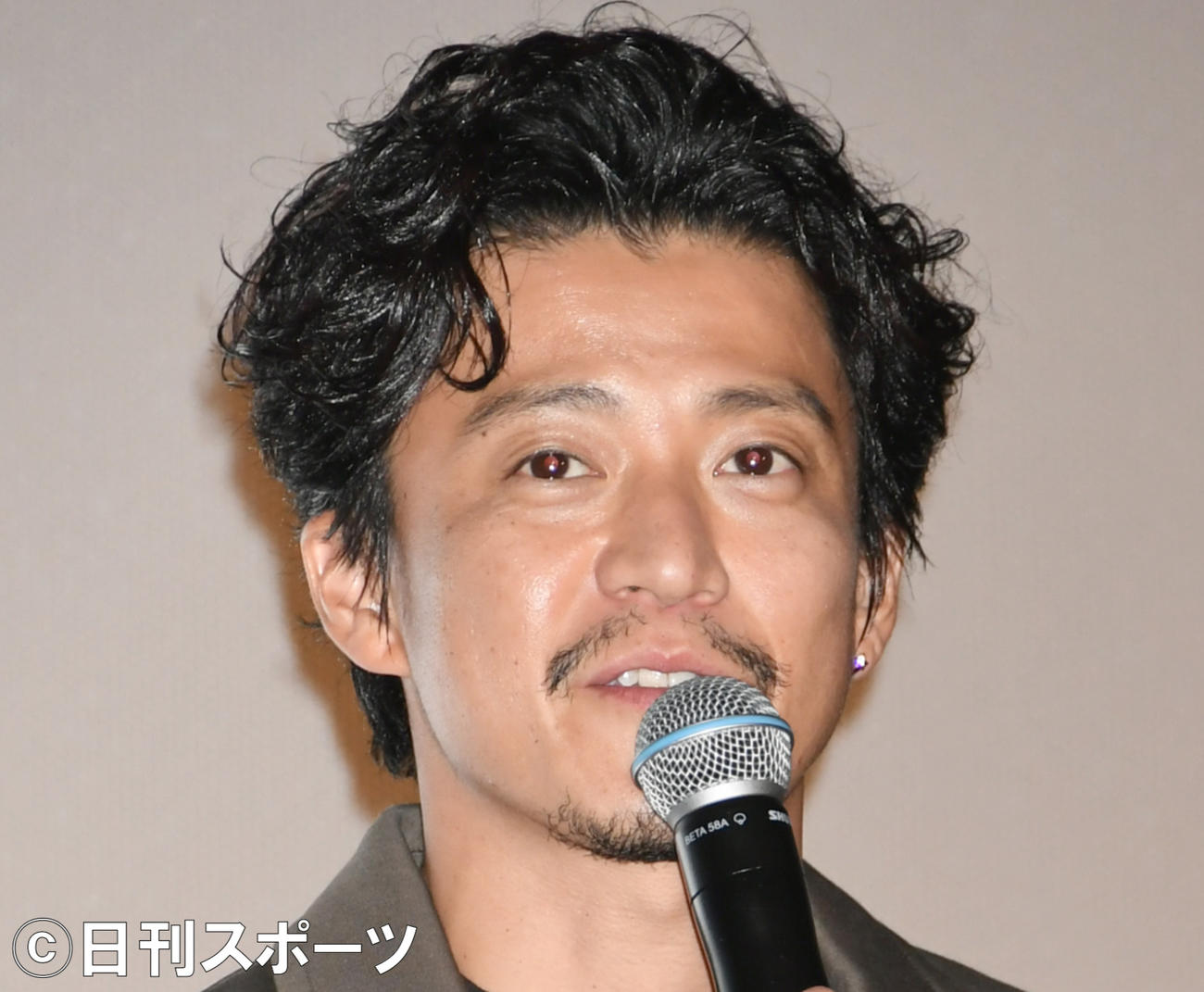 映画「罪の声」大ヒット御礼舞台挨拶で、あいさつする小栗旬（撮影・酒井清司）