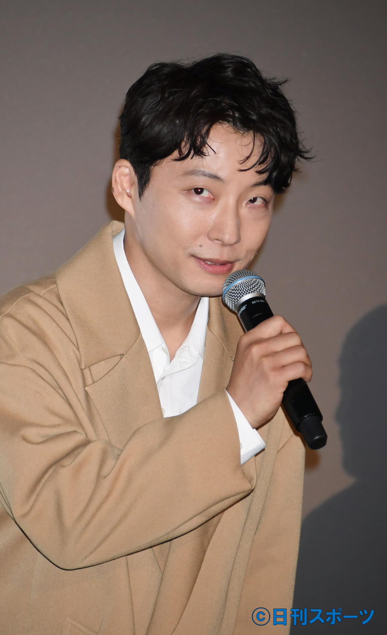 映画「罪の声」大ヒット御礼舞台挨拶で、あいさつする星野源（撮影・酒井清司）