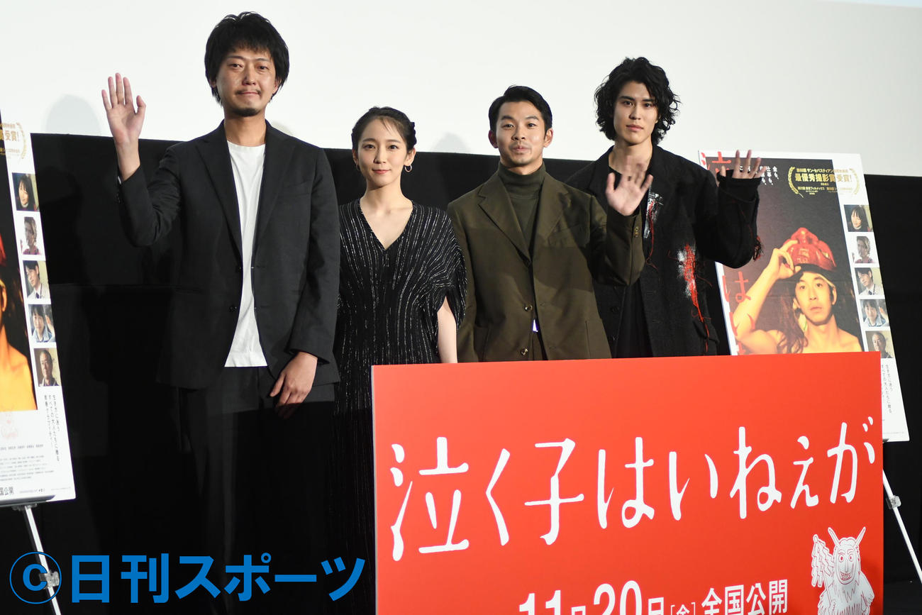 映画「泣く子はいねぇが」公開直前舞台あいさつに出席した、左から佐藤快磨監督、吉岡里帆、仲野太賀、寛一郎（撮影・大友陽平）