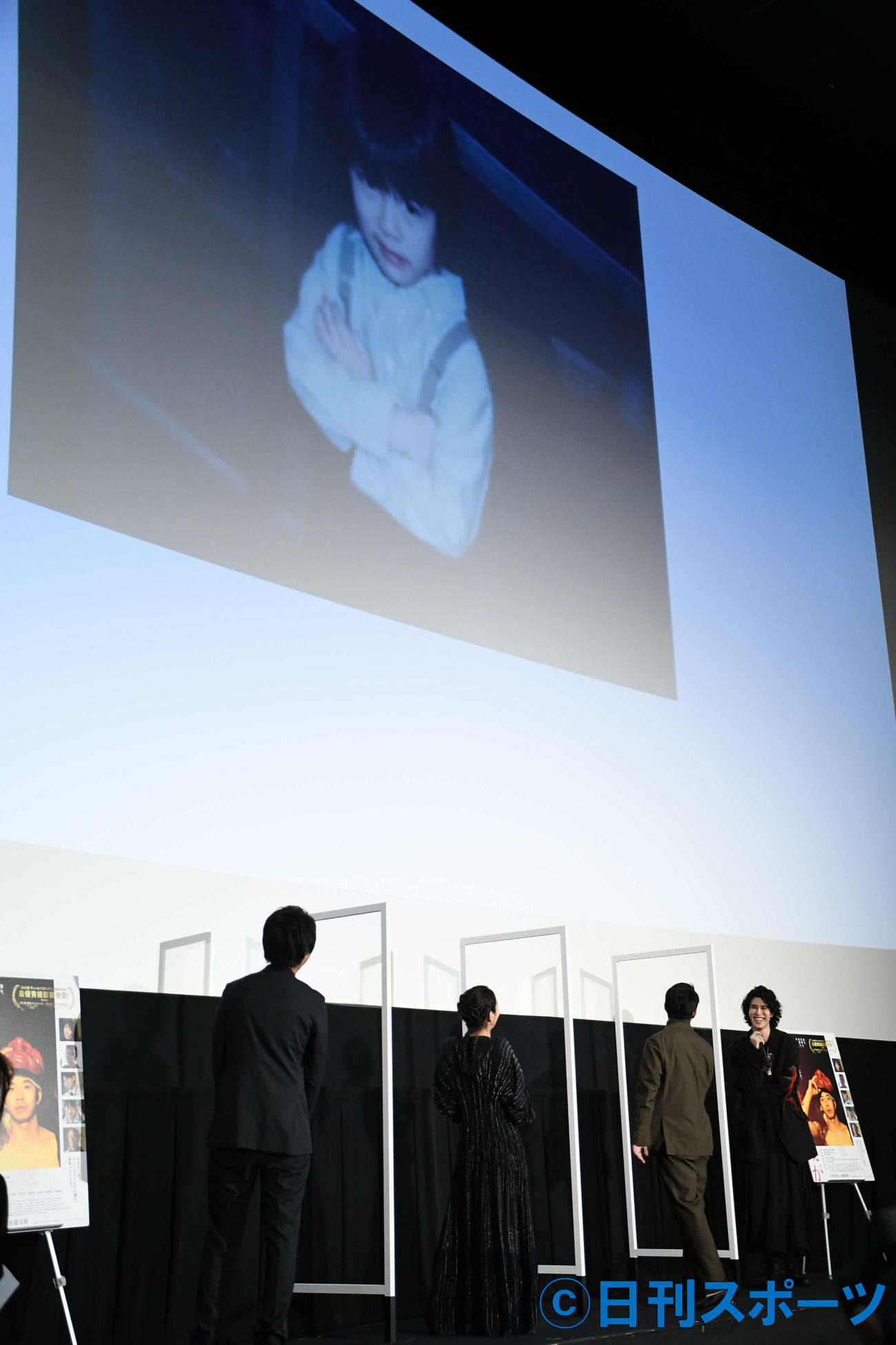 映画「泣く子はいねぇが」公開直前舞台あいさつで幼少期の写真を披露する寛一郎（右端）（撮影・大友陽平）
