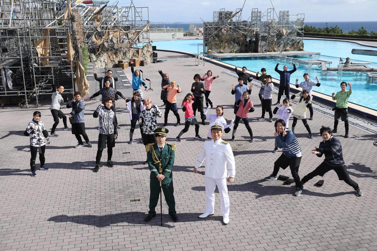 先頭右の司令官・若林と同左のプレーヤーリーダー春日と気合いの入るプレーヤー。後方の難攻不落な巨大なセットが参加者を待ち受ける（C）フジテレビ