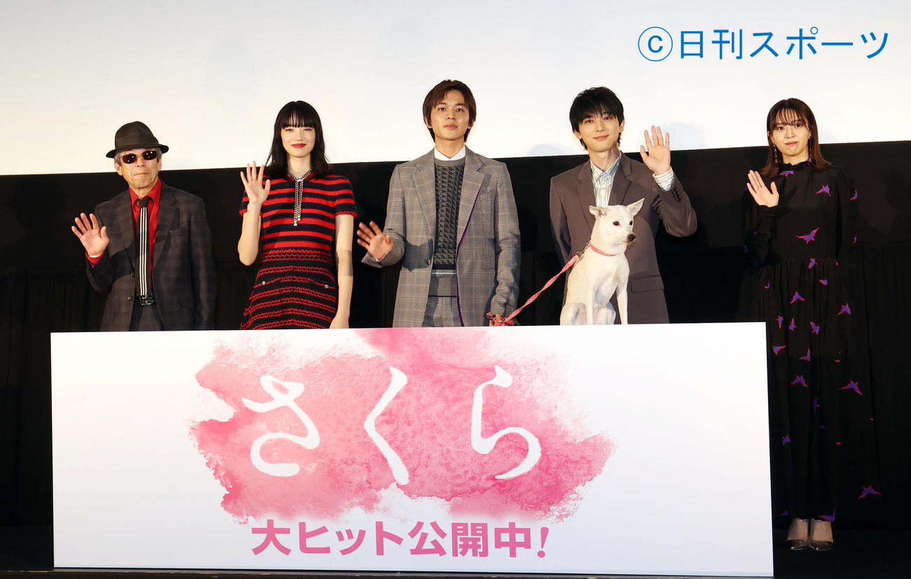 映画「さくら」の舞台あいさつで、記念撮影する、左から矢崎仁司監督、小松菜奈、北村匠海、吉沢亮、小林由依。手前はさくら役の犬ちえ（撮影・狩俣裕三）