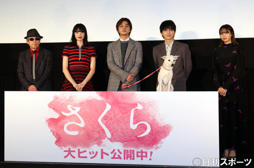 映画「さくら」の舞台あいさつで、記念撮影する、左から矢崎仁司監督、小松菜奈、北村匠海、吉沢亮、櫻坂46の小林由依。手前はさくら役の犬ちえ（撮影・狩俣裕三）