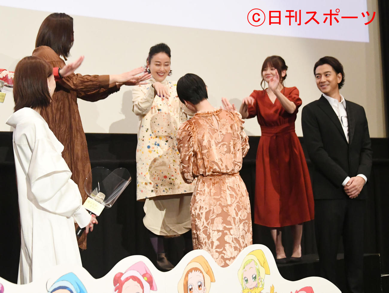 映画「魔女見習いをさがして」公開記念舞台あいさつで、感極まって泣き出した松井玲奈（中央）を、慰める出演者たち（撮影・酒井清司）