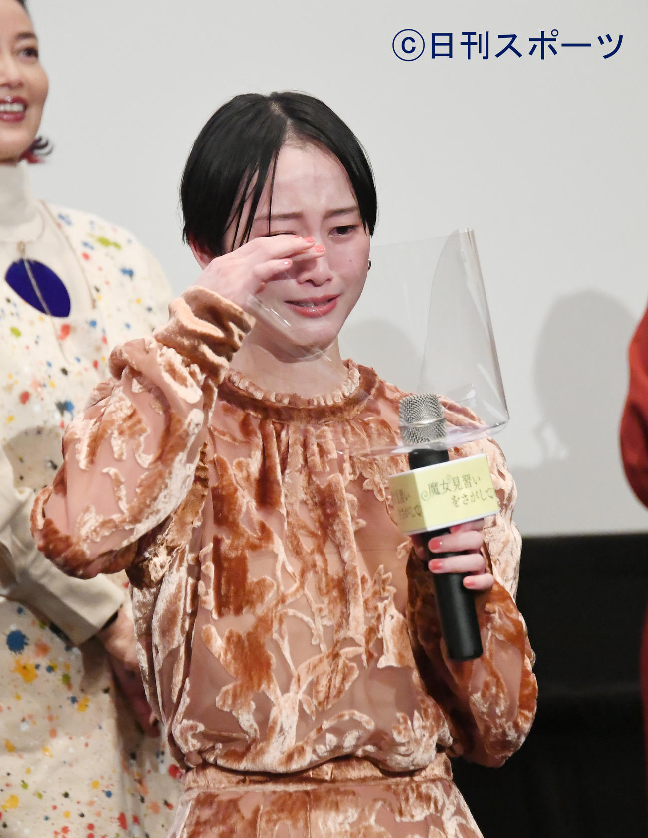 映画「魔女見習いをさがして」公開記念舞台あいさつで、感極まって泣き出した松井玲奈（撮影・酒井清司）