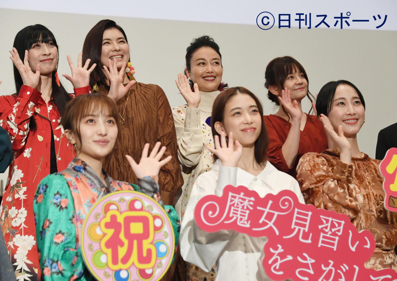 「魔女見習いをさがして」公開記念舞台あいさつで、ファンの拍手に手を振る前列左から百田夏菜子、森川葵、松井玲奈、後列左から千葉千恵巳、秋谷智子、宮原永海、石毛佐和（撮影・酒井清司）