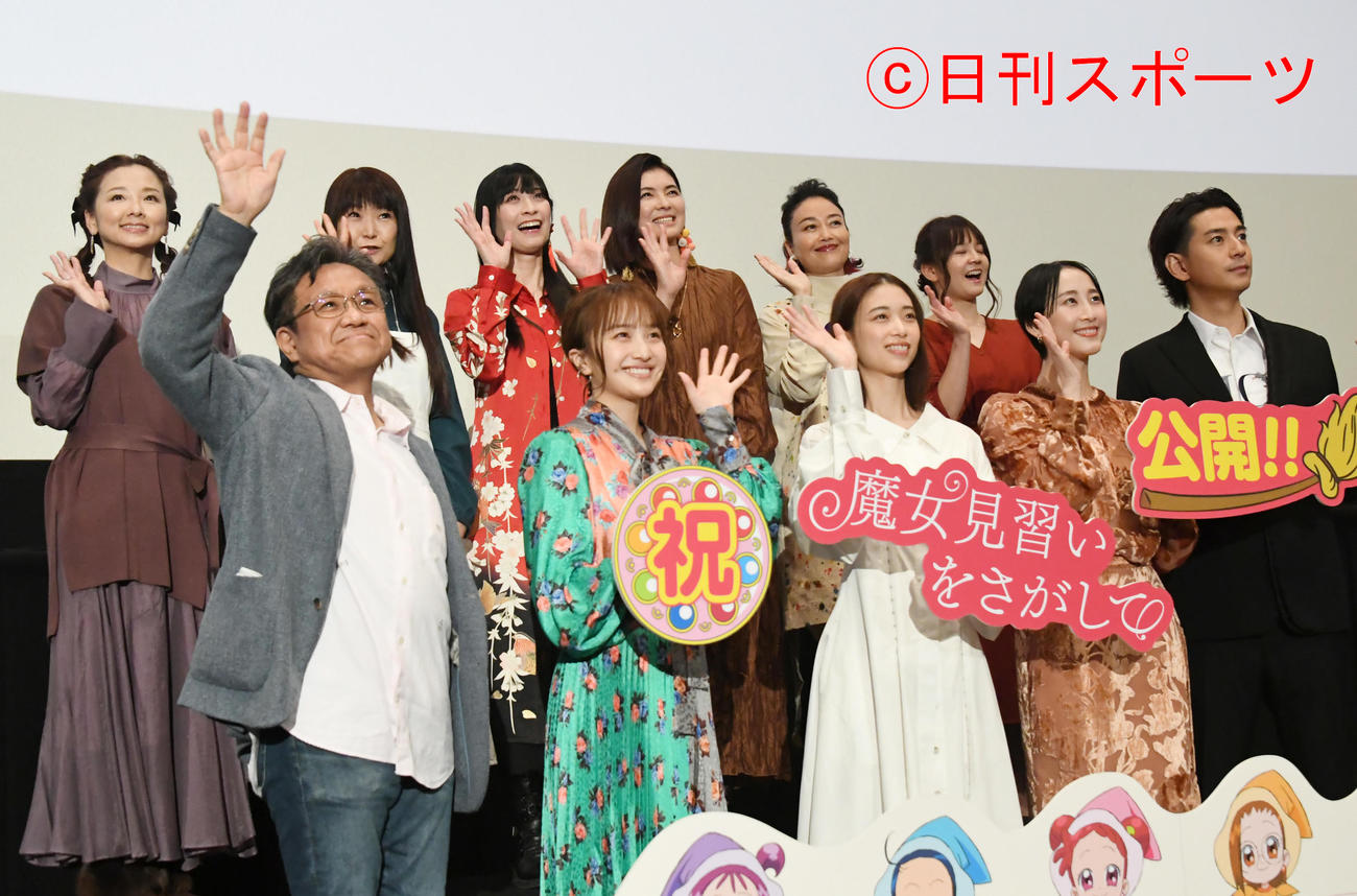 「魔女見習いをさがして」公開記念舞台あいさつで、ファンの拍手に手を振る松井玲奈ら（撮影・酒井清司）