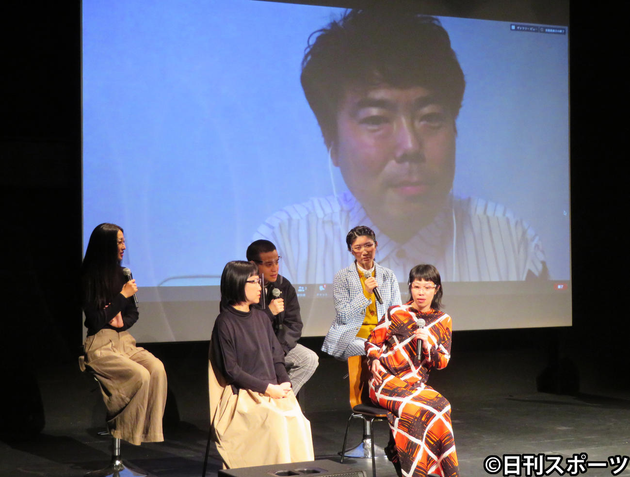 短編映画「捨てといて捨てないで」完成披露試写会にリモートで参加した山口森広監督と出演した、左から幸田尚子、高野ゆらこ、堀家一希、異儀田夏葉、キキ花香（撮影・村上幸将）