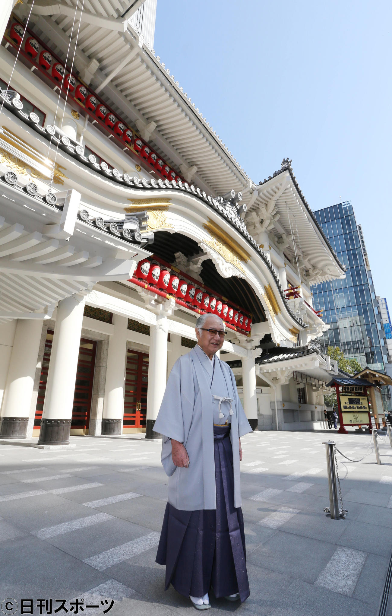 13年2月、「GINZA　KABUKIZA」の前に立つ坂田藤十郎さん