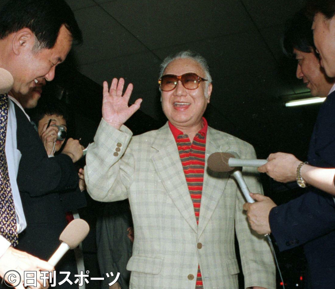 当時中村鴈治郎の藤十郎さんは19歳の舞妓さんとお遊びした写真を撮られ会見。「70歳でも若いですよ」と手を振る（2002年6月撮影）