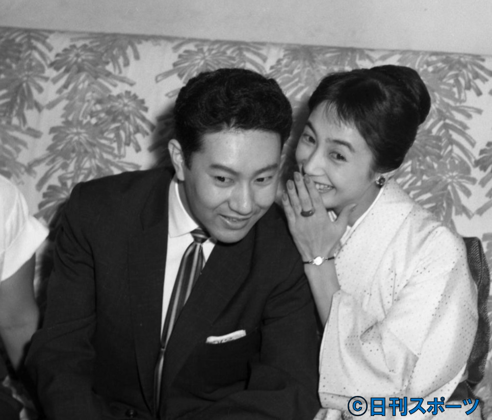 当時中村扇雀の坂田藤十郎さん（左）と扇千景（1958年撮影）