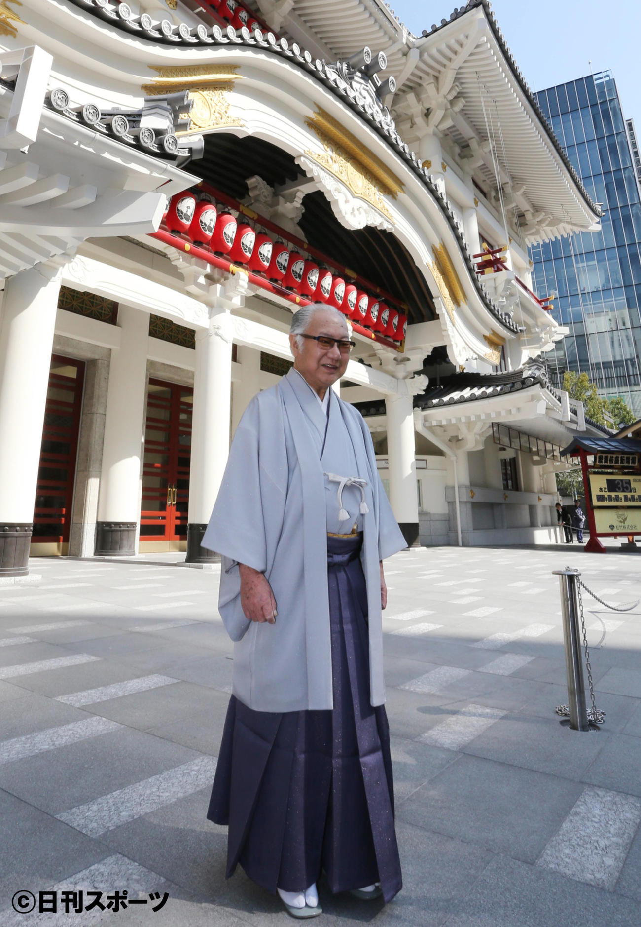 13年2月、新しい歌舞伎座の竣工（しゅんこう）式で、「GINZA　KABUKIZA」の前に立つ坂田藤十郎さん