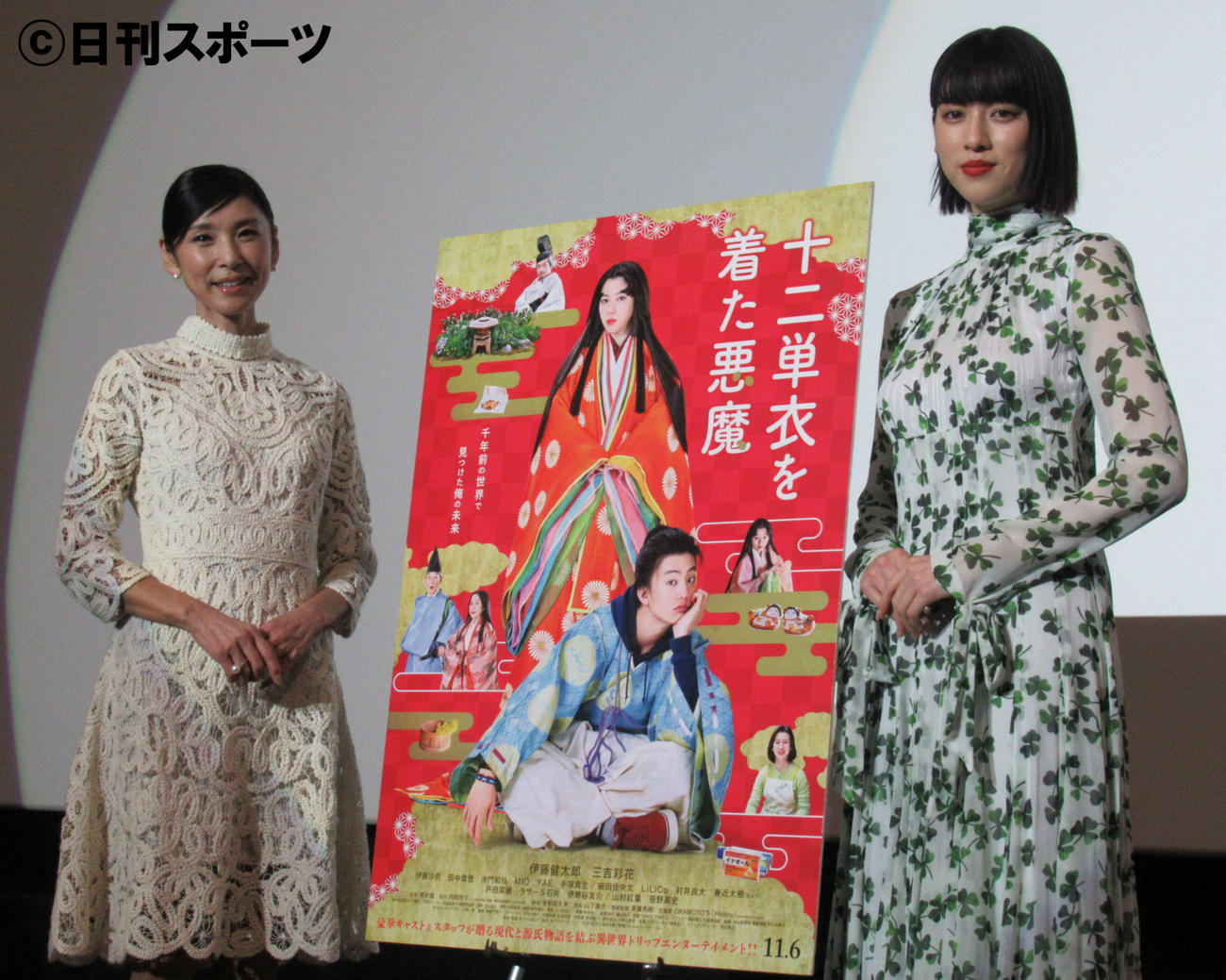「十二単衣を着た悪魔」の舞台あいさつに登壇した黒木瞳監督（左）と三吉彩花（撮影・星名希実）