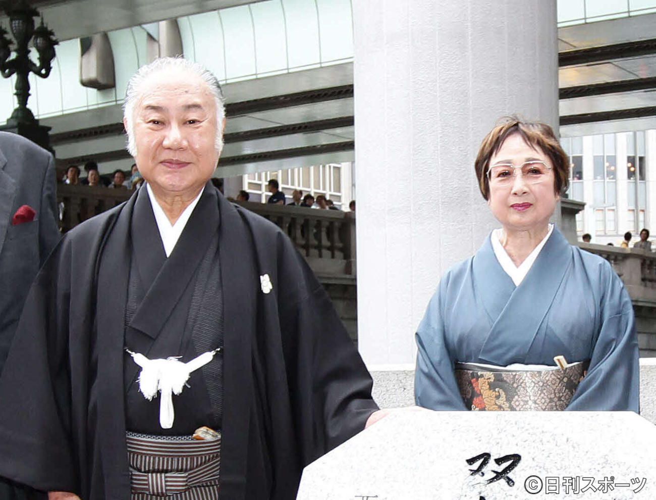11年7月、日本橋架橋100周年記念セレモニーで写真に納まる、坂田藤十郎さんと扇千景