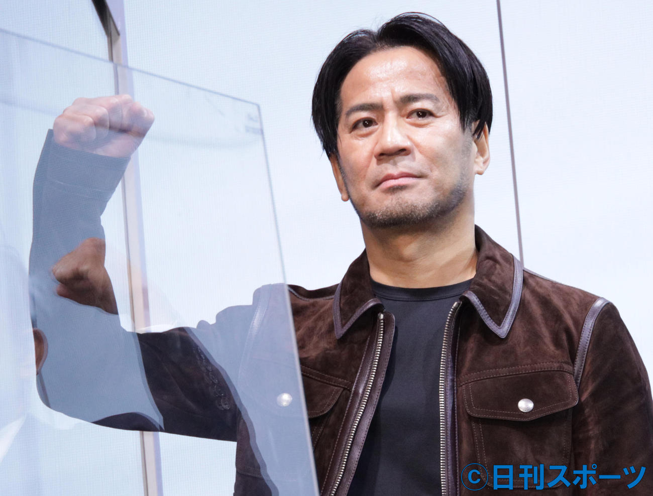 D．LEAGUEプレスカンファレンスでガッツポーズするEXILEのHIRO（撮影・中島郁夫）