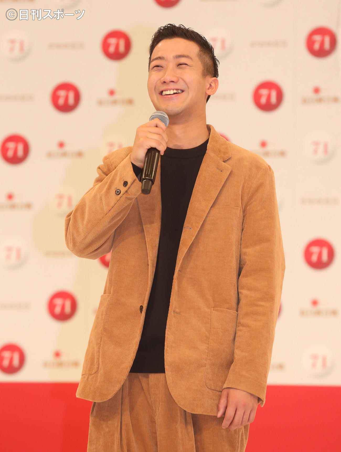 第71回NHK紅白歌合戦の発表会見に臨んだ瑛人（撮影・野上伸悟）