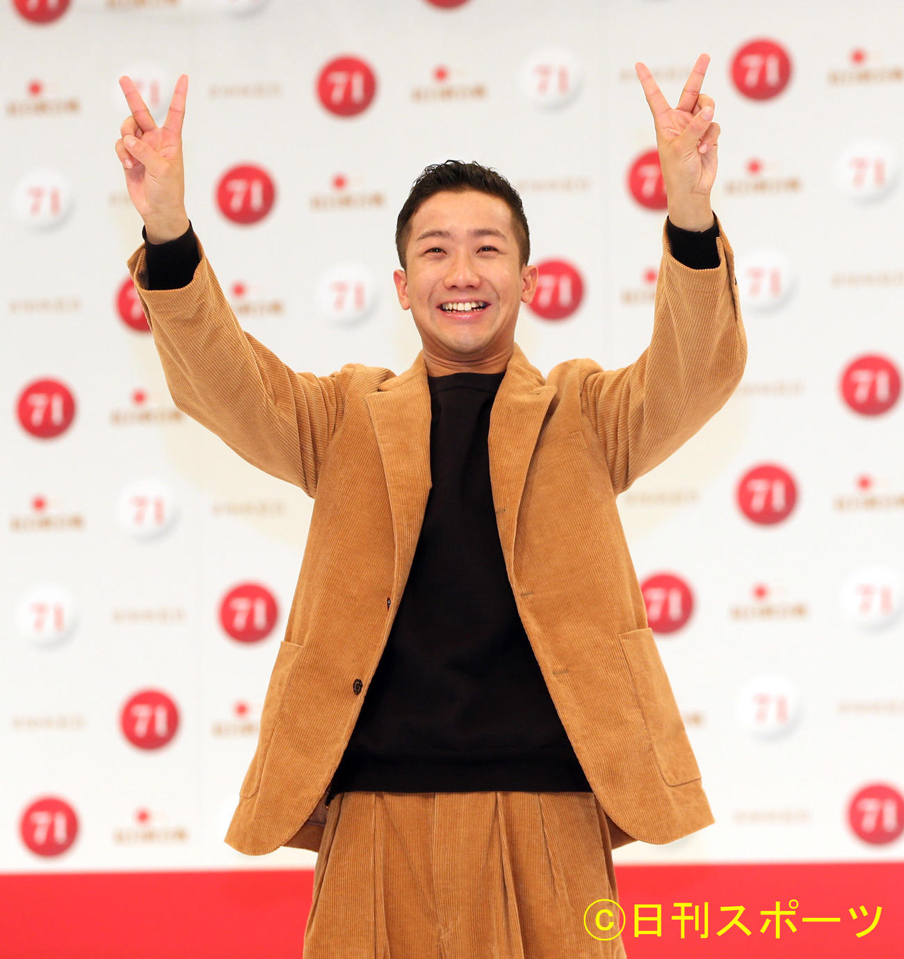 第71回NHK紅白歌合戦への出場が決まりVサインで喜ぶ瑛人（撮影・野上伸悟）