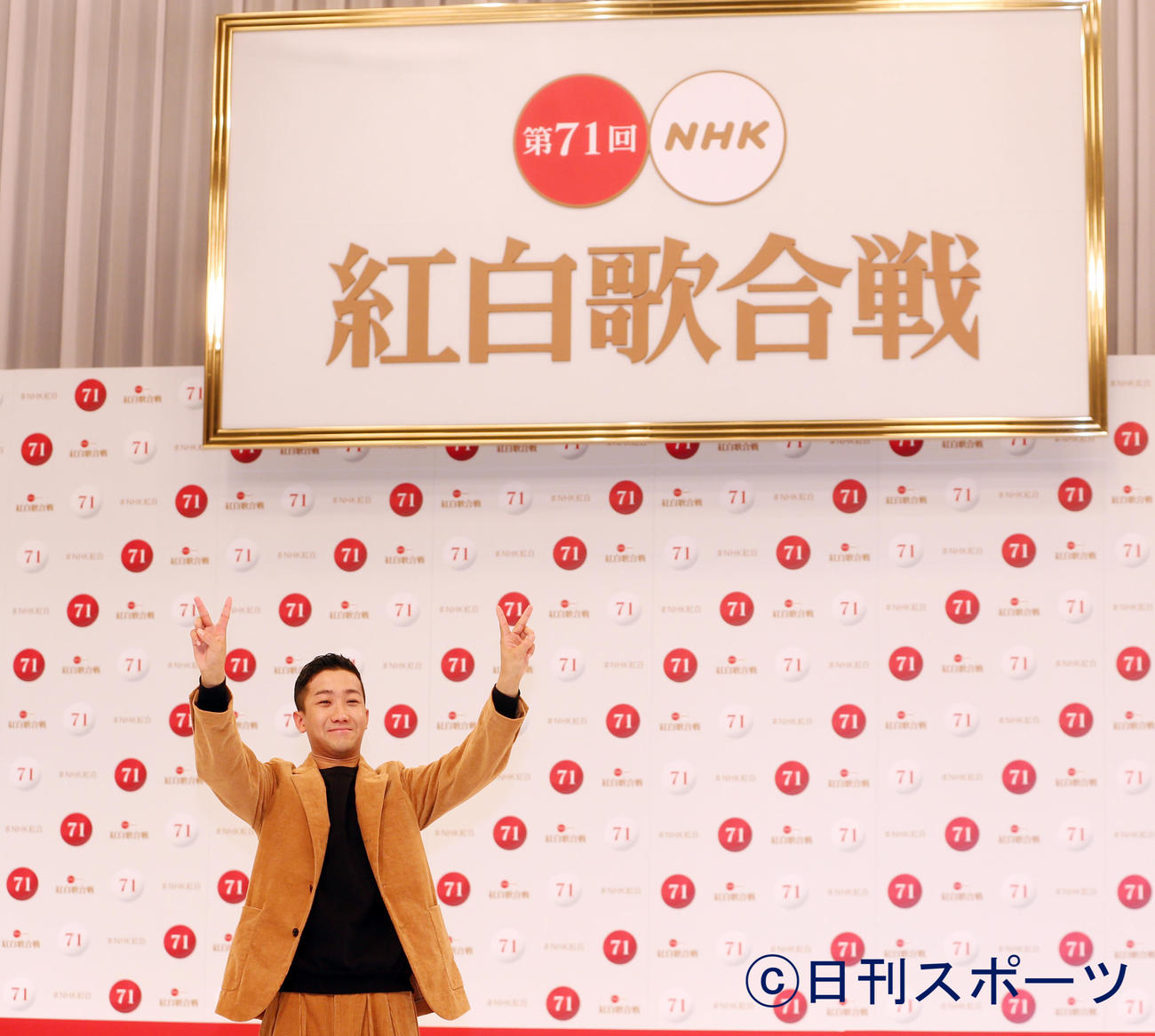 第71回NHK紅白歌合戦への出場が決まりVサインで喜ぶ瑛人（撮影・野上伸悟）