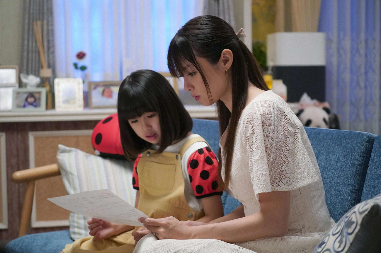 フジテレビ系連続ドラマ「ルパンの娘」に出演している小畑乃々（左）と深田恭子　（C）フジテレビ