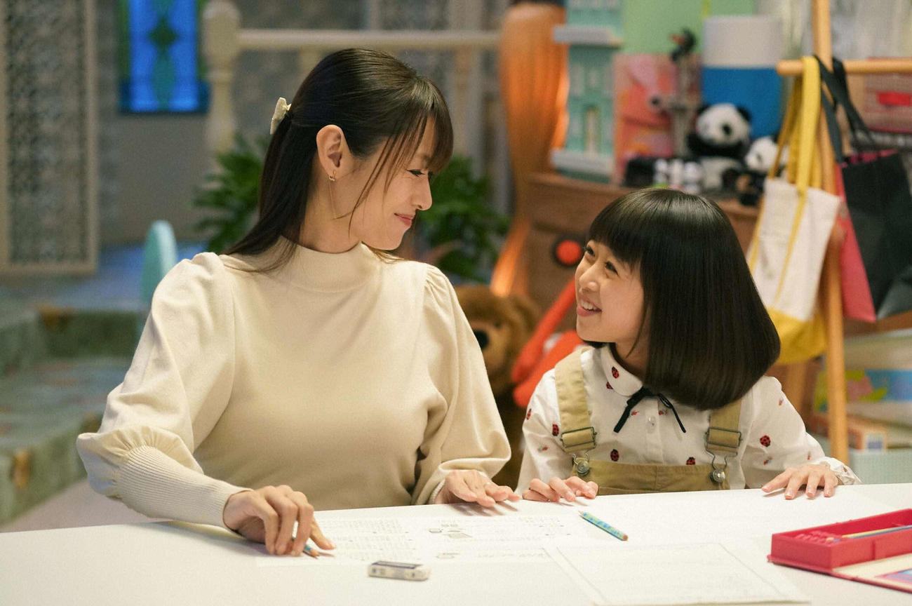 フジテレビ系連続ドラマ「ルパンの娘」に出演している深田恭子（左）と小畑乃々（C）フジテレビ