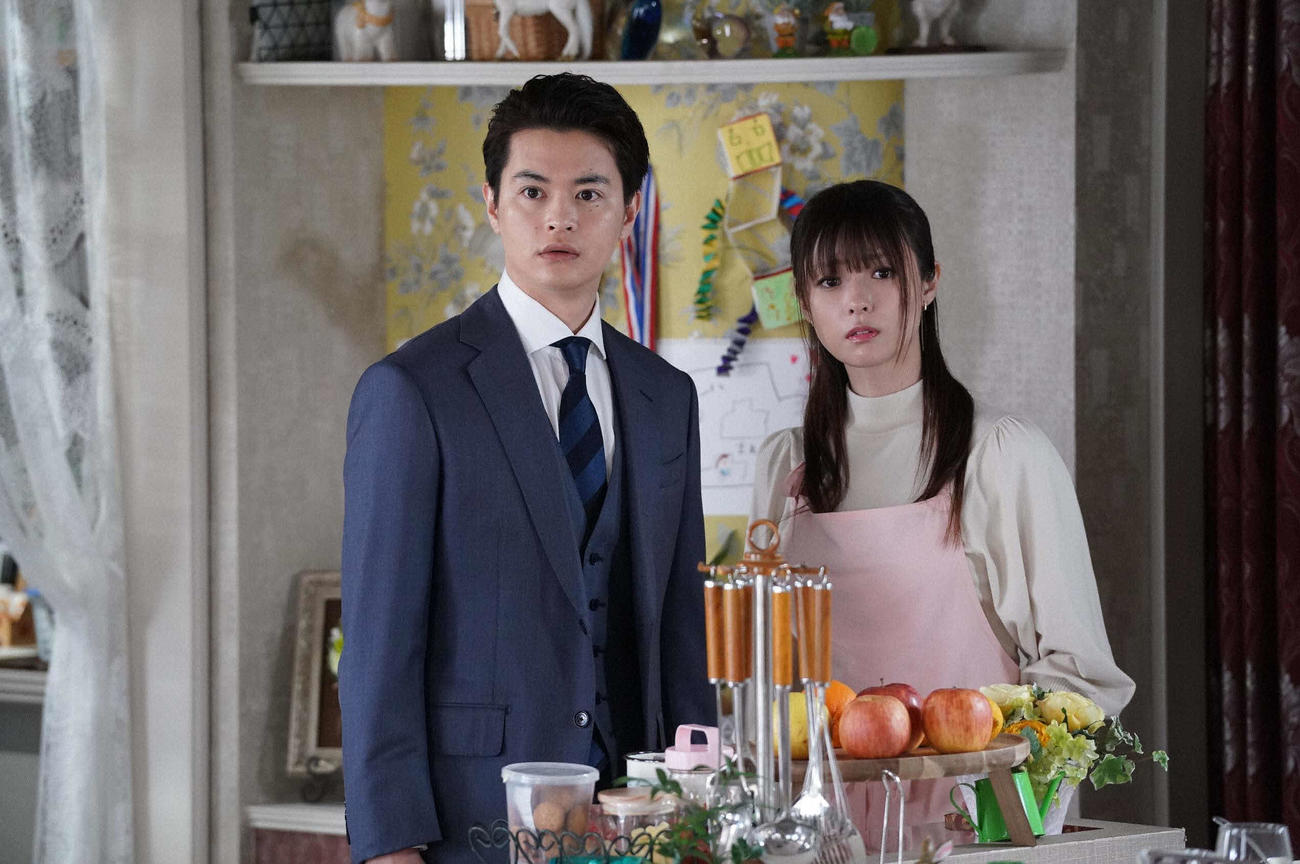 フジテレビ系連続ドラマ「ルパンの娘」に出演している瀬戸康史（左）と深田恭子　（C）フジテレビ