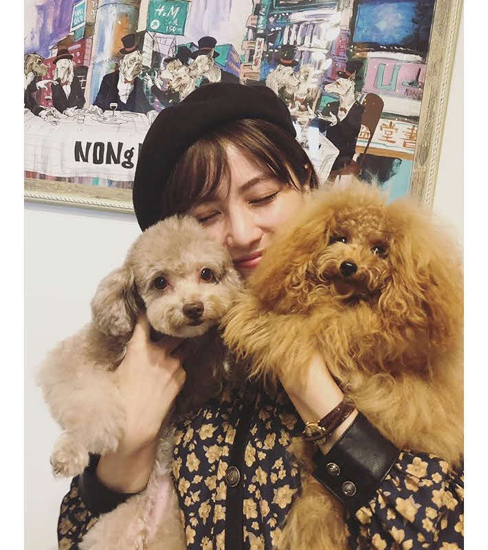 愛犬らを両腕で抱える石川恋