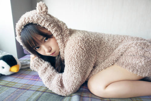 齊藤京子のファースト写真集の先行カット。くまの部屋着で甘えるような表情を見せる
