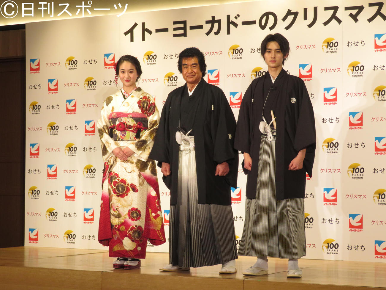 着物姿で笑顔を見せる藤岡弘、。左は天翔愛、右は藤岡真威人（撮影・横山慧）
