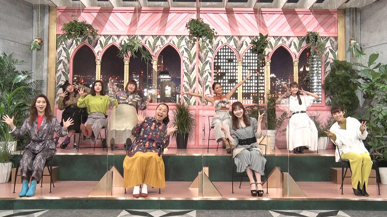 男性ゲストを質問攻めにするトークィンズのメンバー（C）フジテレビ