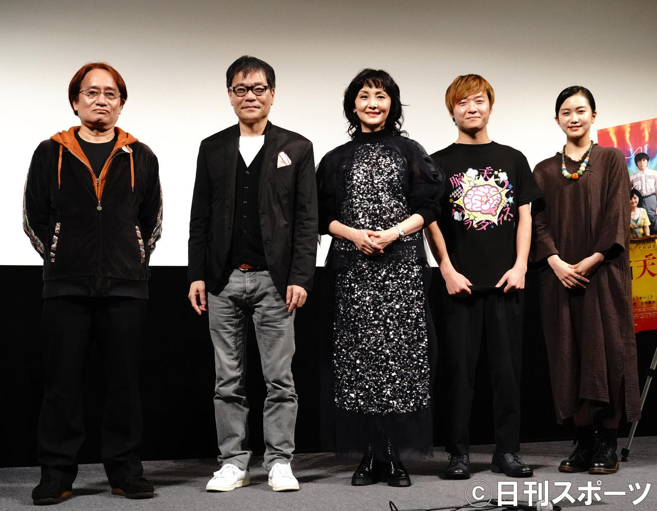 映画「脳天パラダイス」公開直前プレミア試写会に出席した、左から山本政志監督、いとうせいこう、南果歩、田本清嵐、小川未祐（撮影・佐藤成）