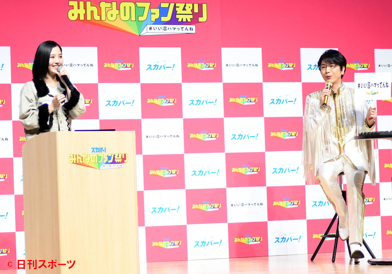 「スカパー！みんなのファン祭り」発表会で一岡伶奈（左）のアピールに太鼓判を押す及川光博（撮影・大友陽平）