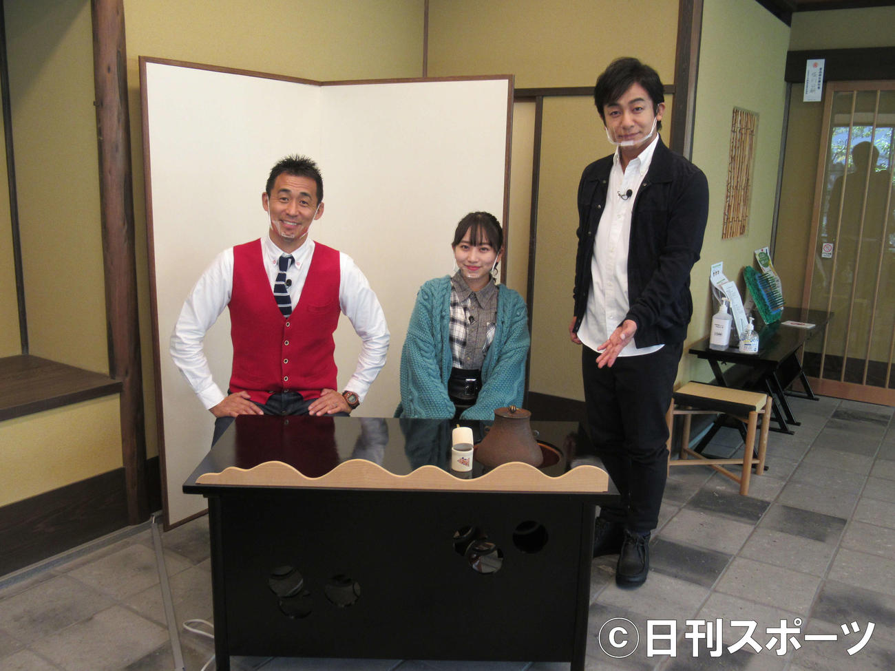 堺でロケを行った右から片岡愛之助、堀くるみ、石田靖（撮影・星名希実）