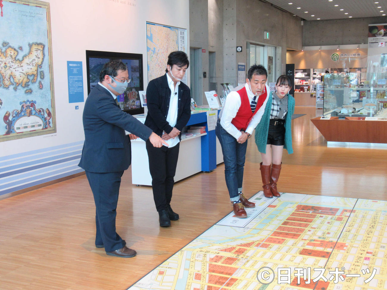 堺でロケを行った右から堀くるみ、石田靖、片岡愛之助（撮影・星名希実）