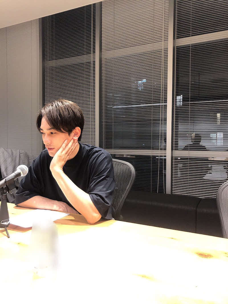 ラジオでのオフショットを公開した町田啓太