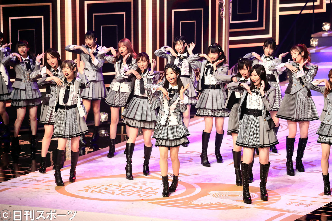 18年12月、日本レコード大賞で歌唱するAKB48（2018年12月30日撮影）