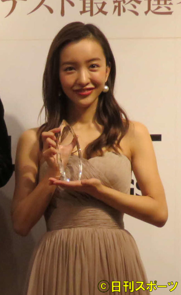 第2回ベストフォーマルアワード授賞式に出席した板野友美（撮影・村上幸将）