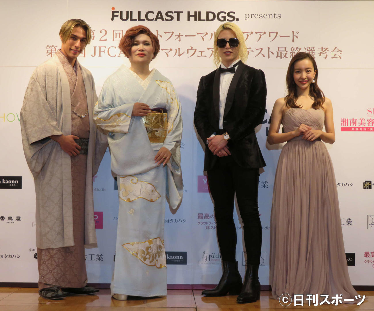 第2回ベストフォーマルアワード授賞式に出席した、左から當間ローズ、IKKO、ROLAND、板野友美（撮影・村上幸将）