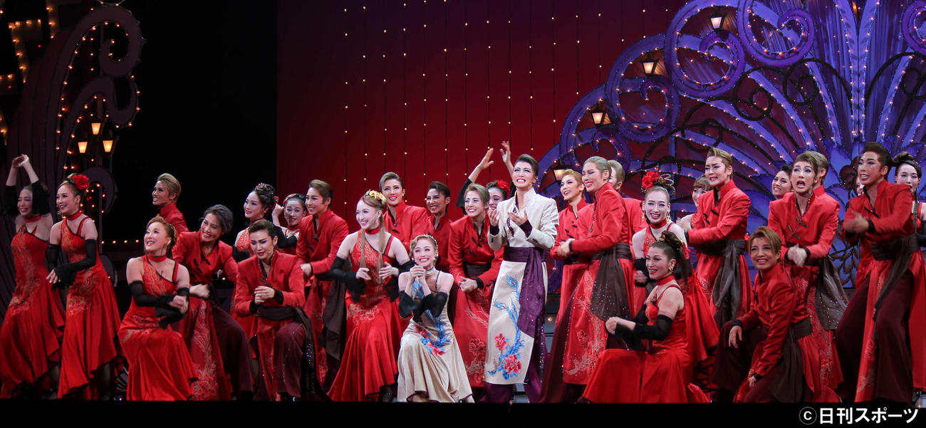 星組トップ礼真琴（中央右）主演の公演は、全国ツアー予定から梅田芸術劇場公演として5カ月遅れで開幕（撮影・村上久美子）